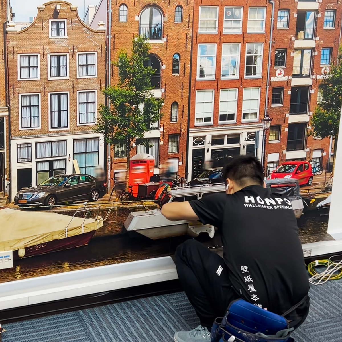 HONPO Wallpaper installer working on a landscape city building wallpaper mural
